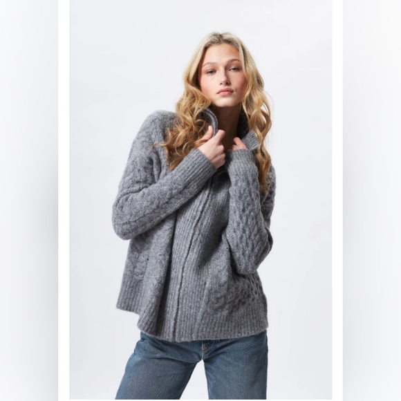 Beautiful Chunky Zip-Up Sweater - Picture 3 of 9